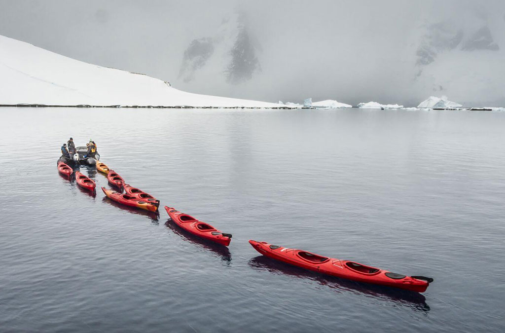 un zodiac déplace des kayak vides