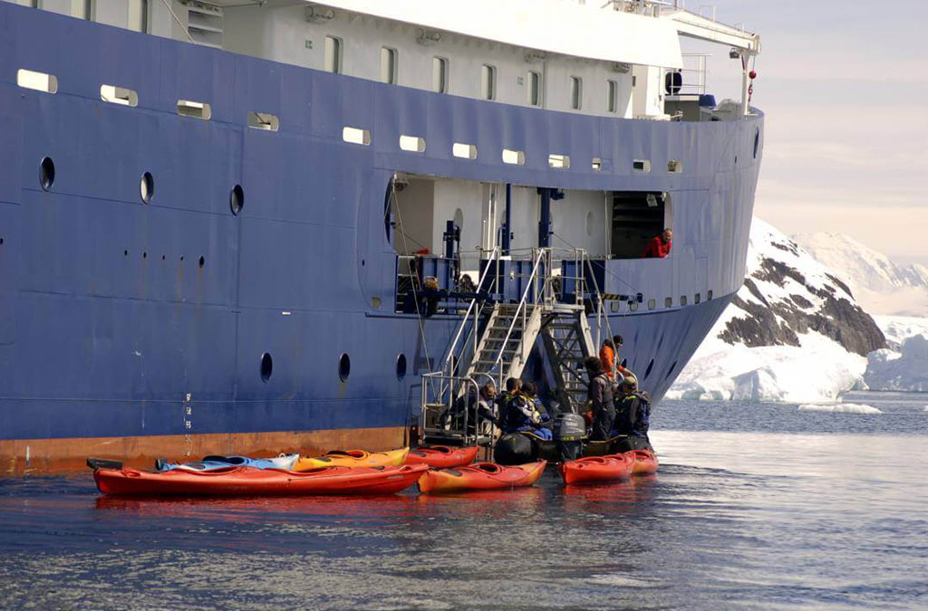 embarquemnt dans les kayak depuis le bateau