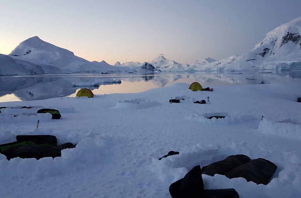 trou dans la neige pour bivouaquer en antarctique