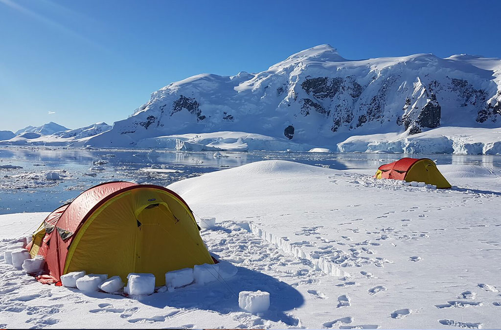 bivouac sous la tente au bord de l'eau