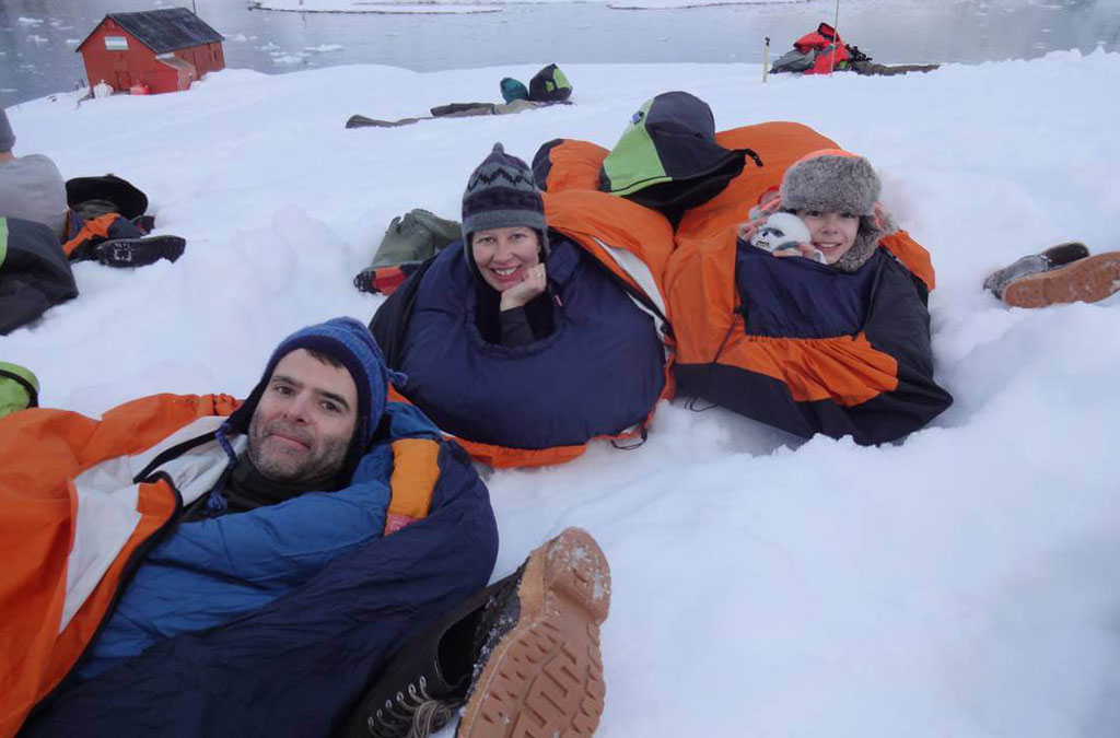 le spassagers dans leur duvet au réveil après une nuit de bivouac en antarctique