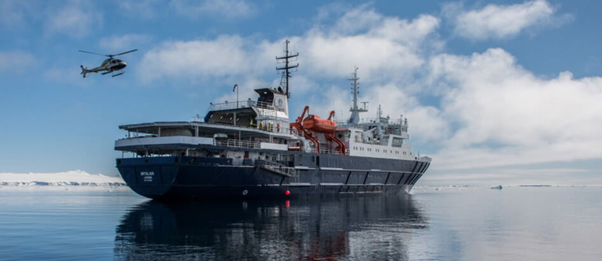 helicopter se pose sur un bateau en antarctique