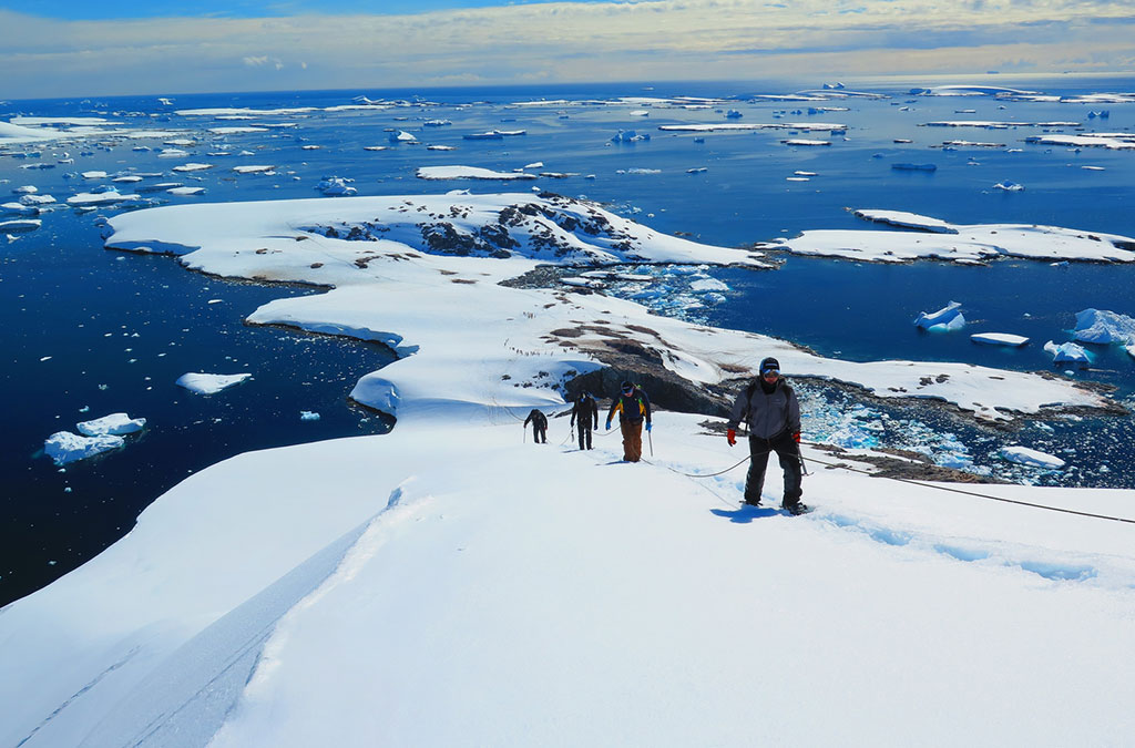montée en montagne avec vue sur la baie antarctique