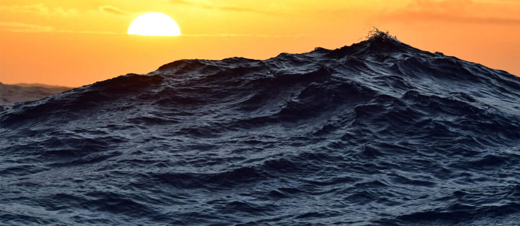 vague au coucher de soleil sur le passage drake