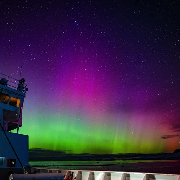photo d'une aurore australe depuis le pont du bateau