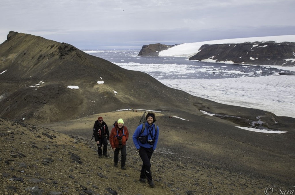 vue de haut des randonneurs sur ile du diable avec vue sur le golfe Erebus et Terror