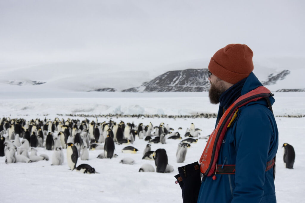 le photographe avec les manchot Empereur sur snow Hill