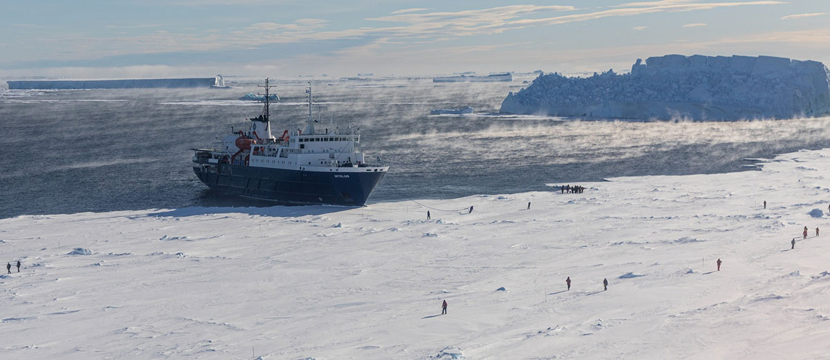 l'ortelius contre la plateforme de glace de la mer de weddell