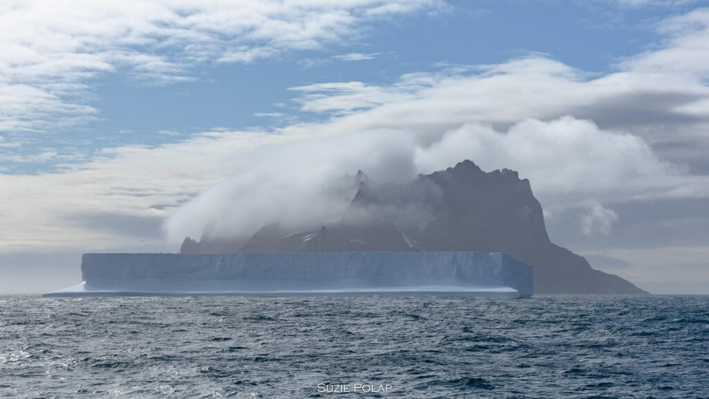ile elephant avec un énorme iceberg tabulaire devant