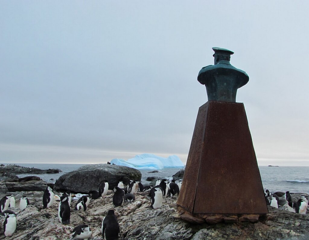 le monument à Schakelton avec des manchots au pied