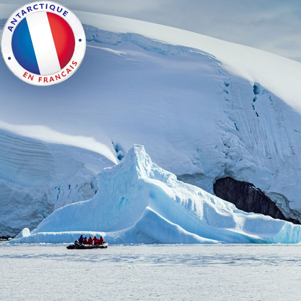 un zodiac au pied d'un glacier en antarctique