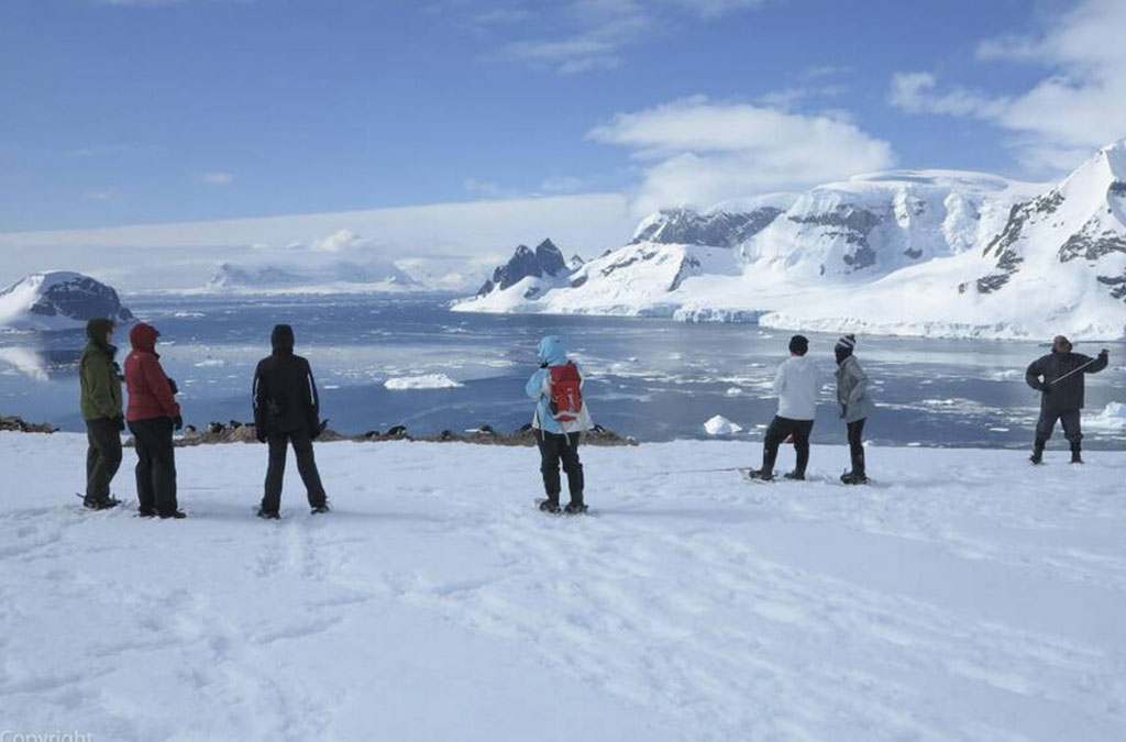 des randonneurs admirent la baie danco depuis les hauteurs