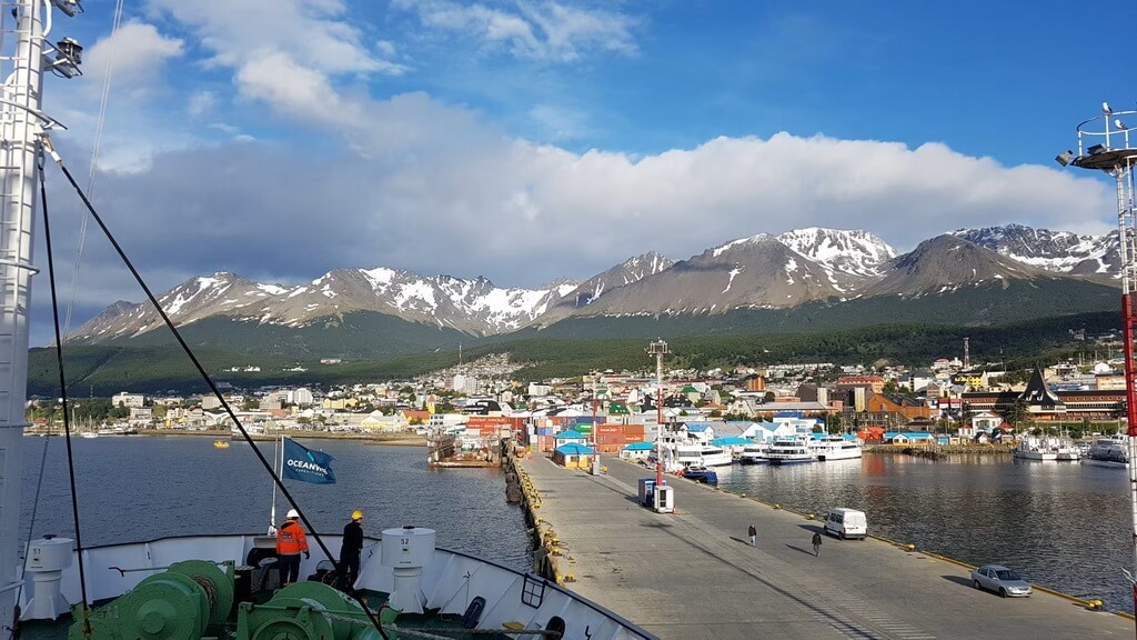 port d'ushuaia vu depuis le pont du bateau