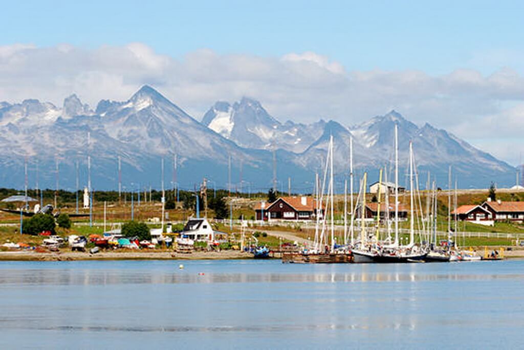 vue du port d'Ushuaia depuis le canal Beagle