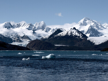 les montagnes enneigés des canaux de Patagonie