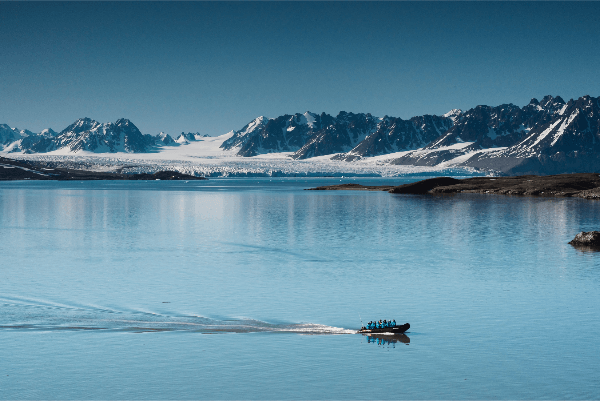 un zodiac avance sur l'eau calme du Spitzberg