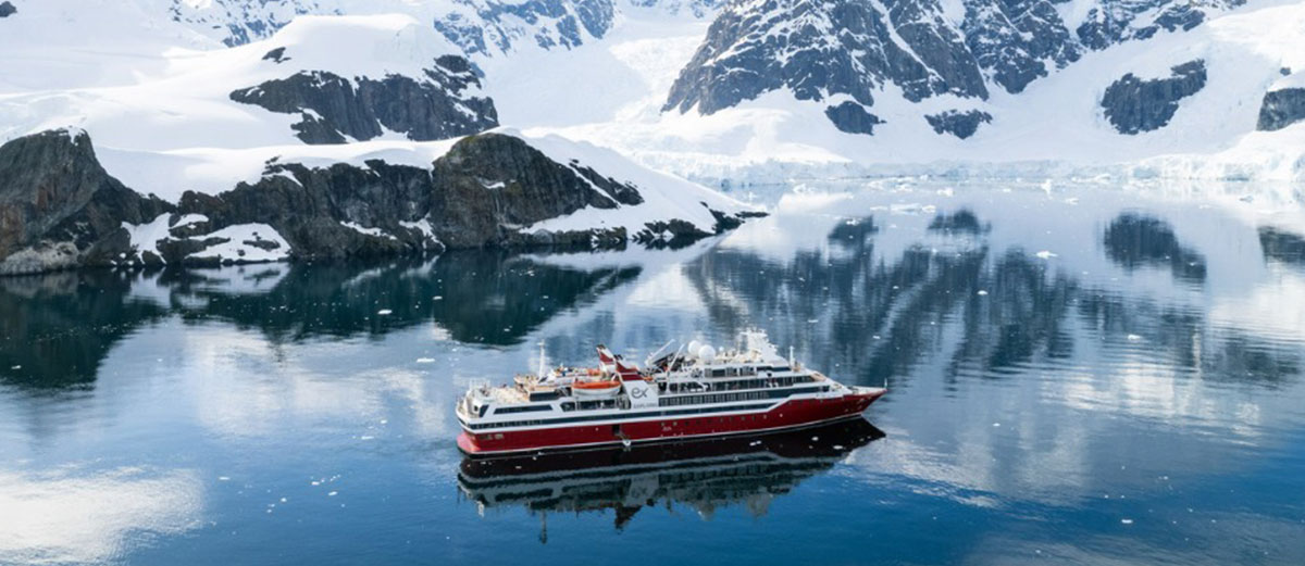 le bateau Exploris One vu de côté dans les paysages Antarctique