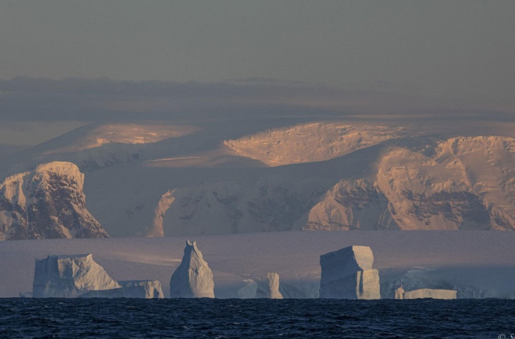 panorama au coucher de soleil de l'ile Renaud